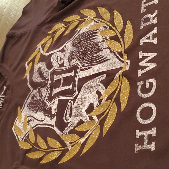 🦋5/$15 Hogwarts T-Shirt Med. - Picture 2 of 6